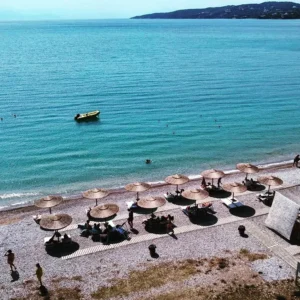 Salty Beach bar στην Παραλία Βερβερόντα (4χλμ)